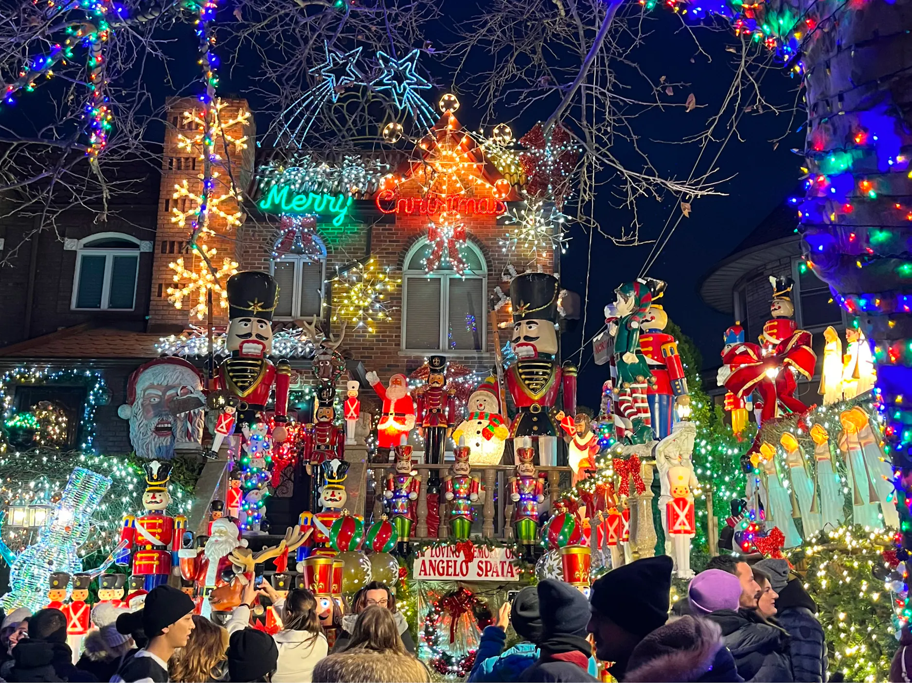 Hiša, okrašena z božičnimi figurami in lučkami